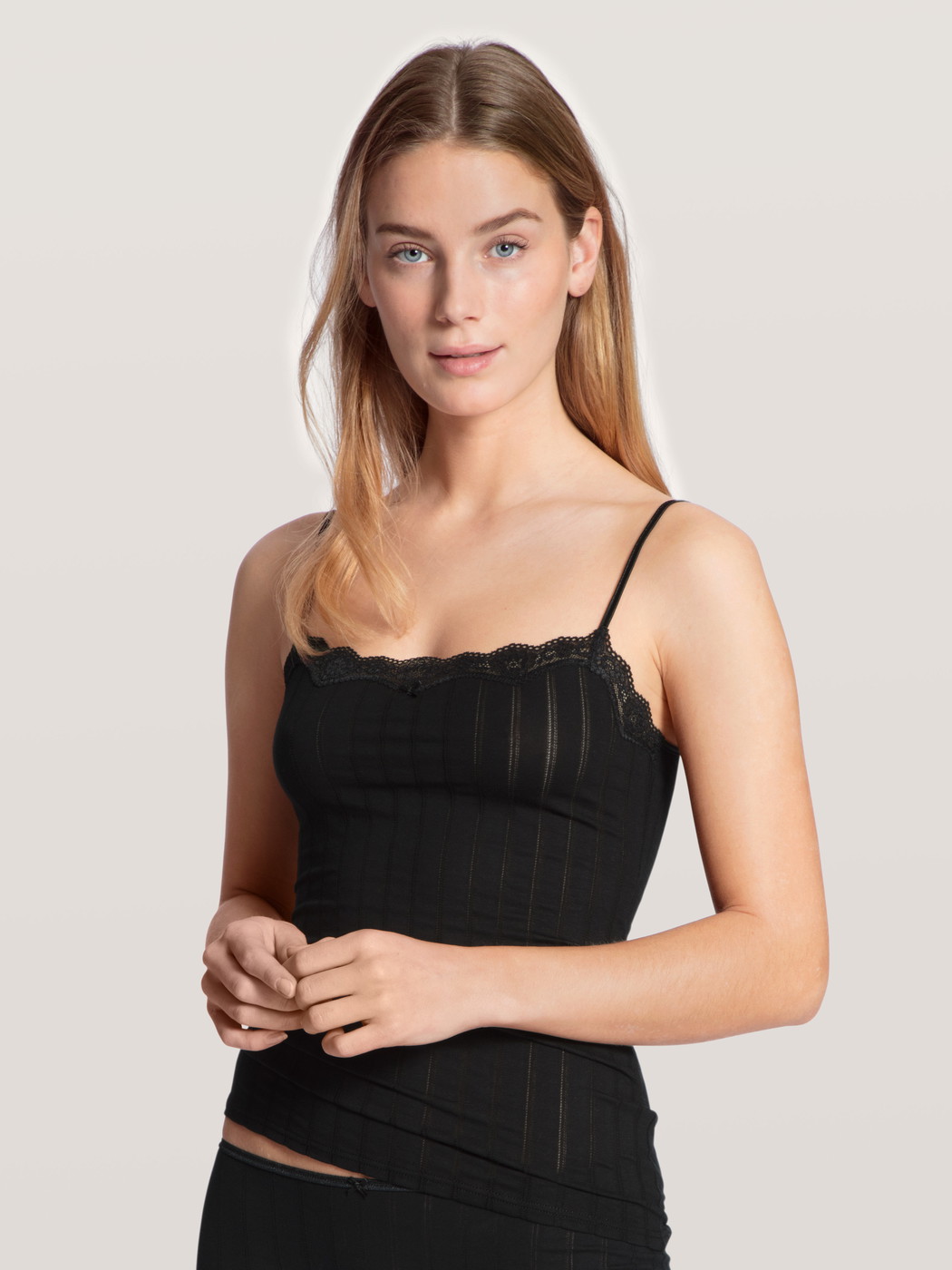 Damen-Model trägt Spaghetti-Top aus Baumwolle in Schwarz, Spitze aus Serie Etude Toujours von CALIDA, Vorderansicht