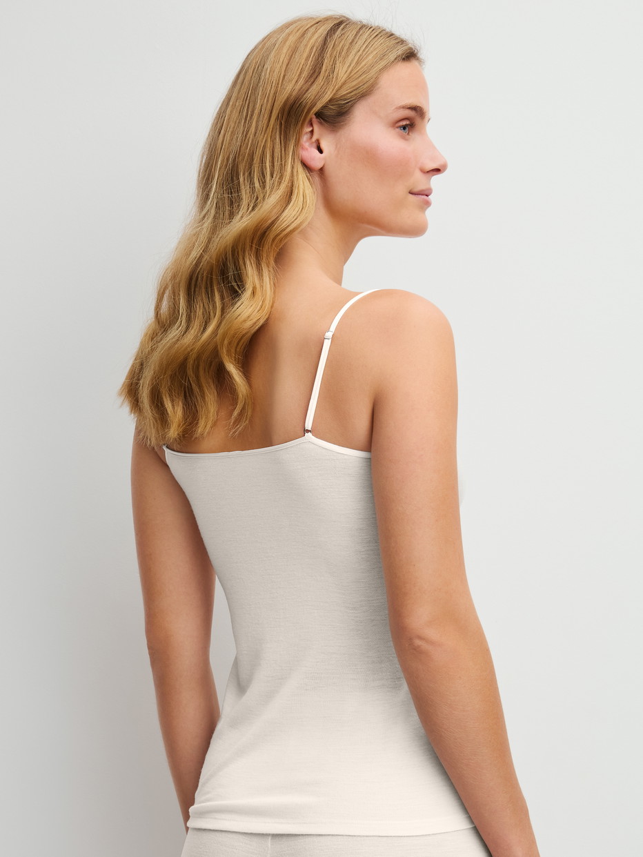 Damen-Model trägt Spaghetti-Top aus Wolle-Seide aus Wolle in Beige, Einfarbig aus Serie True Confidence von CALIDA, Rückansicht