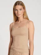 Le mannequin Femme porte le/la Débardeur à fines bretelles en Coton de couleur Beige, Dentelle, de la série Natural Comfort Lace de CALIDA, Vue de face