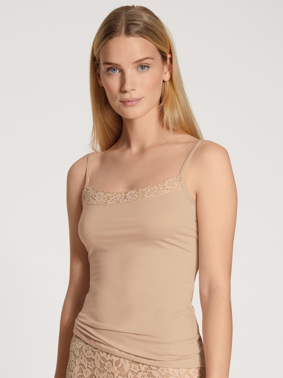 Damen-Model trägt Spaghetti-Top aus Baumwolle in Beige, Spitze aus Serie Natural Comfort Lace von CALIDA, Vorderansicht