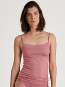 Damen-Model trägt Spaghetti-Top aus Baumwolle in Rosa, Spitze aus Serie Nat. Comfort Xtra von CALIDA, Vorderansicht