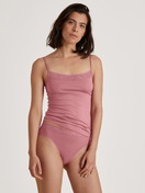 Damen-Model trägt Spaghetti-Top aus Baumwolle in Rosa, Spitze aus Serie Nat. Comfort Xtra von CALIDA, Outfit