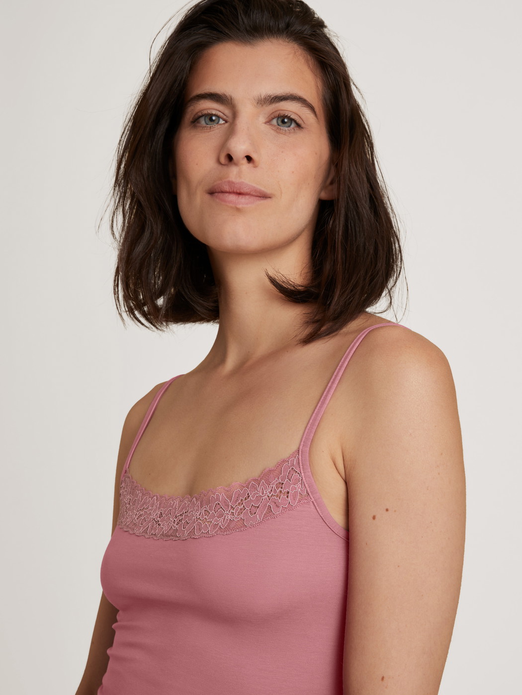 Damen-Model trägt Spaghetti-Top aus Baumwolle in Rosa, Spitze aus Serie Nat. Comfort Xtra von CALIDA, Detail