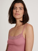 Damen-Model trägt Spaghetti-Top aus Baumwolle in Rosa, Spitze aus Serie Nat. Comfort Xtra von CALIDA, Detail