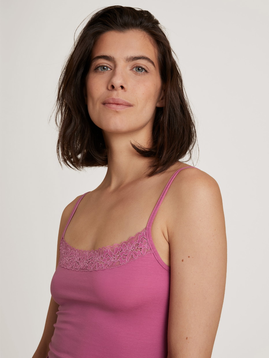 Damen-Model trägt Spaghetti-Top aus Baumwolle in Violett, Spitze aus Serie Natural Comfort Lace von CALIDA, Detail