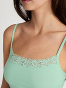 Damen-Model trägt Spaghetti-Top aus Baumwolle in Türkis, Spitze aus Serie Natural Comfort Lace von CALIDA, Detail