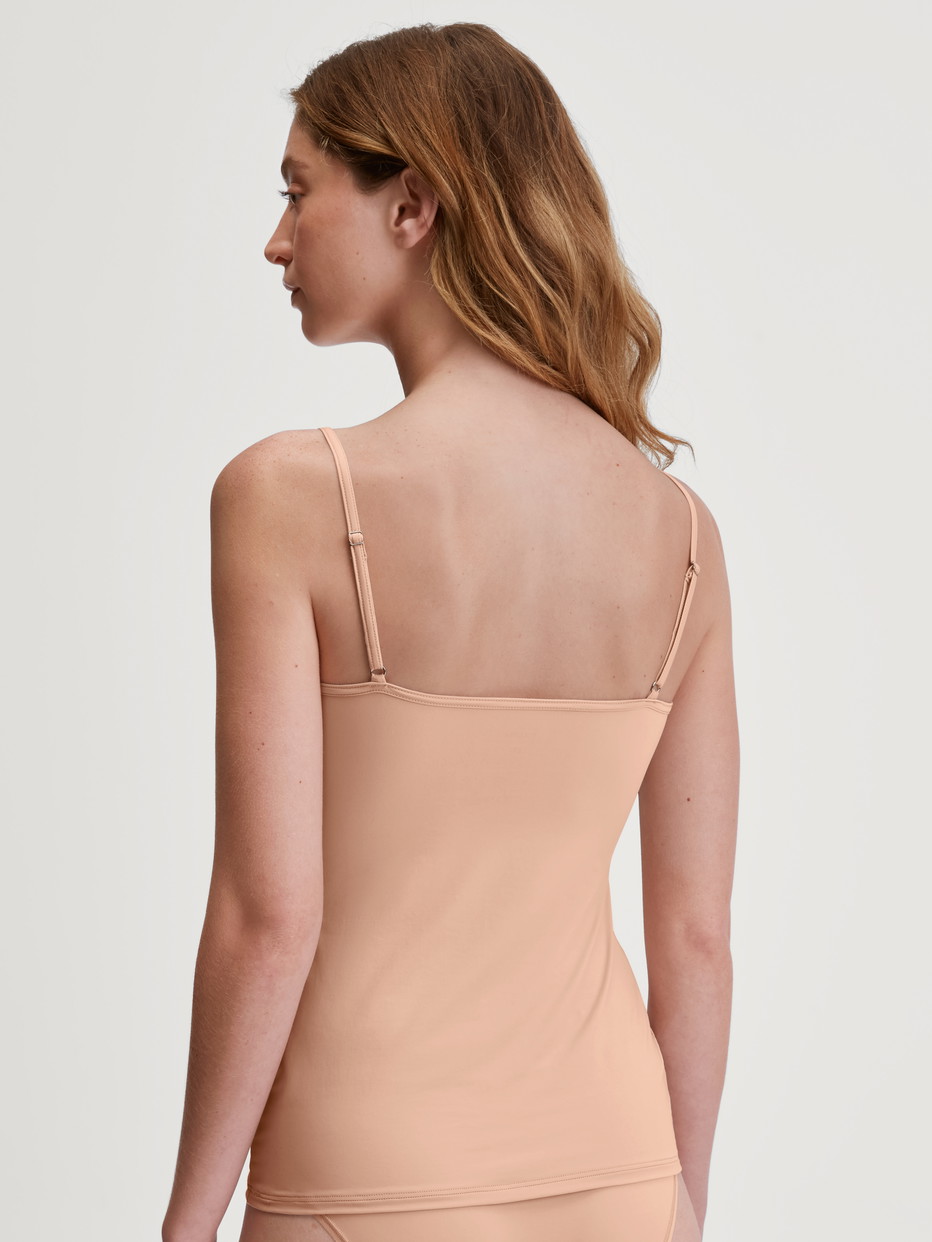 Damen-Model trägt Spaghetti-Top aus Baumwolle in Beige, Einfarbig aus Serie Sleek Skin von CALIDA, Vorderansicht