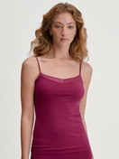 La modella / Il modello Donna indossa Top con spalline in Cotone di colore Rosa, Tinta unita, della serie Cate di CALIDA, Vista frontale