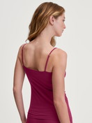 La modella / Il modello Donna indossa Top con spalline in Cotone di colore Rosa, Tinta unita, della serie Cate di CALIDA, Vista posteriore
