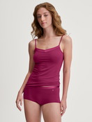La modella / Il modello Donna indossa Top con spalline in Cotone di colore Rosa, Tinta unita, della serie Cate di CALIDA, Abbigliamento