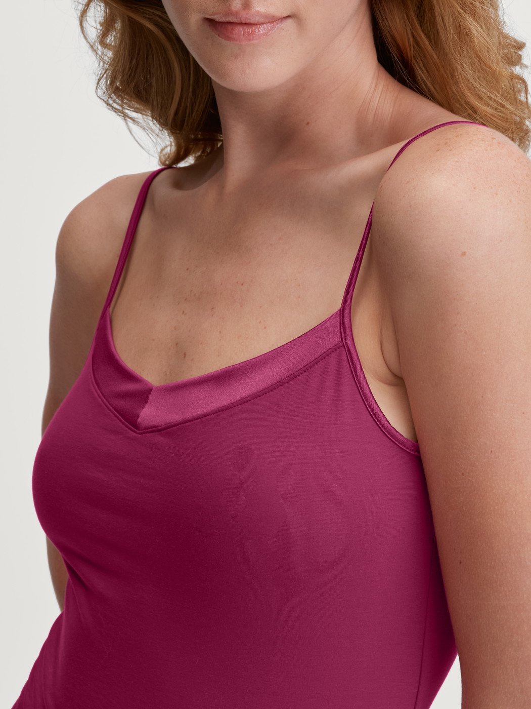 La modella / Il modello Donna indossa Top con spalline in Cotone di colore Rosa, Tinta unita, della serie Cate di CALIDA, Dettaglio