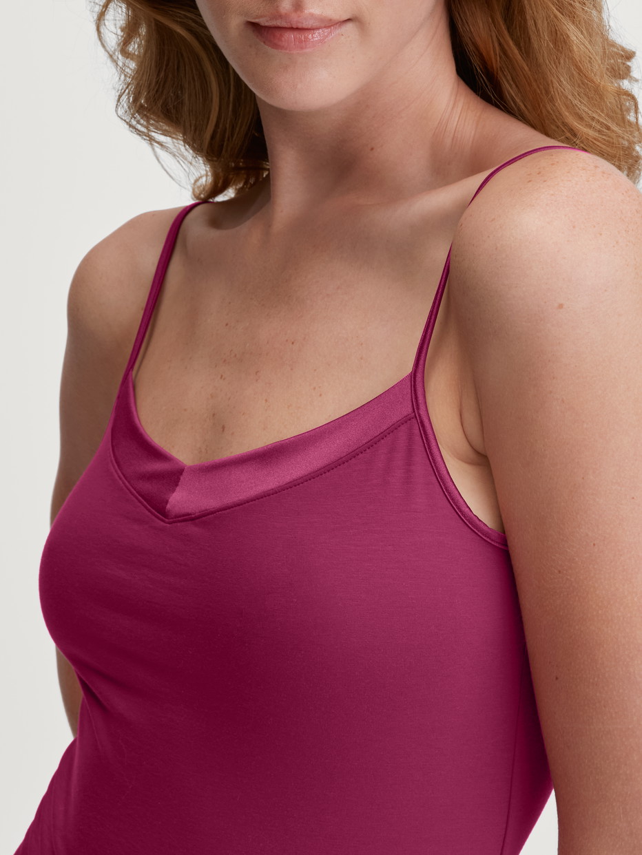 Le mannequin Femme porte le/la Débardeur à fines bretelles en Coton de couleur Rose, Unicolore, de la série Cate de CALIDA, Détail