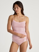 Damen-Model trägt Spaghetti-Top aus Baumwolle in Rosa, Einfarbig aus Serie Cate von CALIDA, Outfit