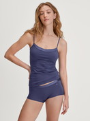 La modella / Il modello Donna indossa Top con spalline in Cotone di colore Blu, Tinta unita, della serie Cate di CALIDA, Abbigliamento