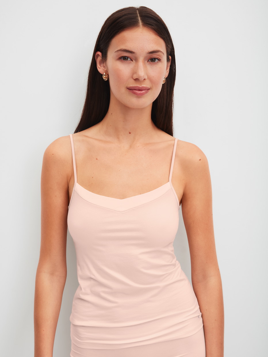 Damen-Model trägt Spaghetti-Top aus Baumwolle in Rosa, Einfarbig aus Serie Cate von CALIDA, Vorderansicht