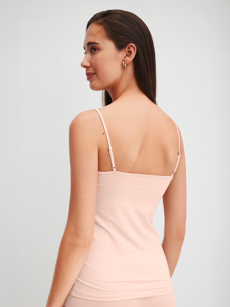 Damen-Model trägt Spaghetti-Top aus Baumwolle in Rosa, Einfarbig aus Serie Cate von CALIDA, Rückansicht