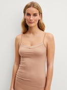 Damen-Model trägt Spaghetti-Top aus Baumwolle in Beige, Einfarbig aus Serie Cate von CALIDA, Vorderansicht