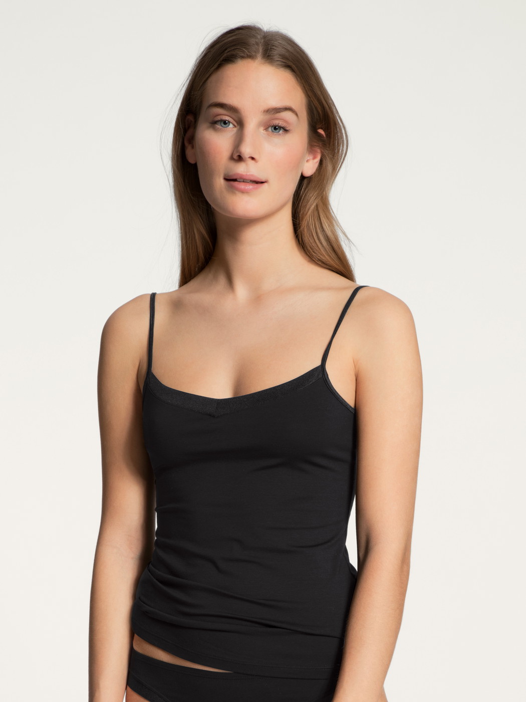 Damen-Model trägt Spaghetti-Top aus Baumwolle in Schwarz, Einfarbig aus Serie Cate von CALIDA, Vorderansicht