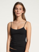 Damen-Model trägt Spaghetti-Top aus Baumwolle in Schwarz, Einfarbig aus Serie Cate von CALIDA, Vorderansicht