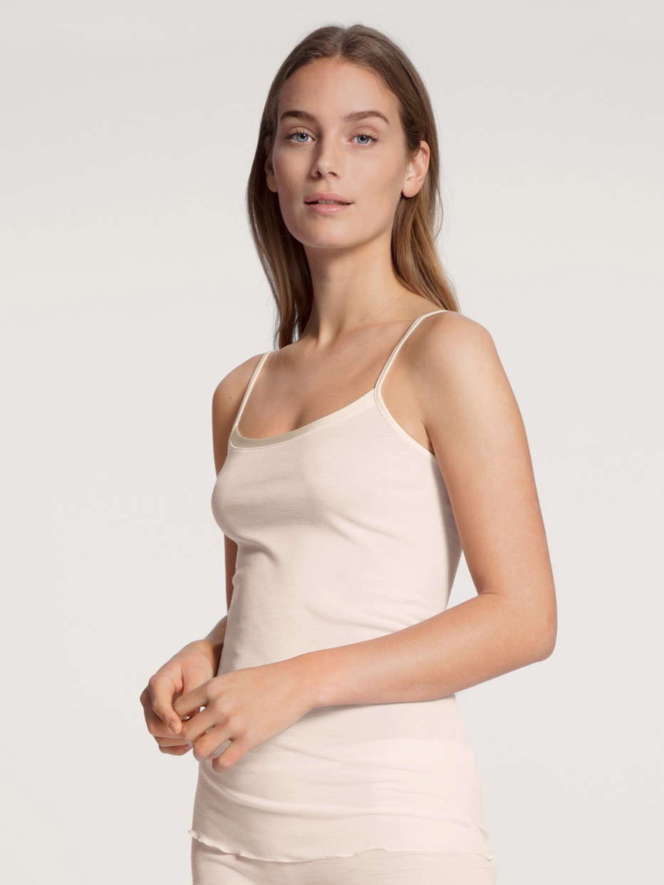 La modella / Il modello Donna indossa Top con spalline in Swiss+Cotton di colore Beige, Tinta unita, della serie True Confidence di CALIDA, Vista frontale
