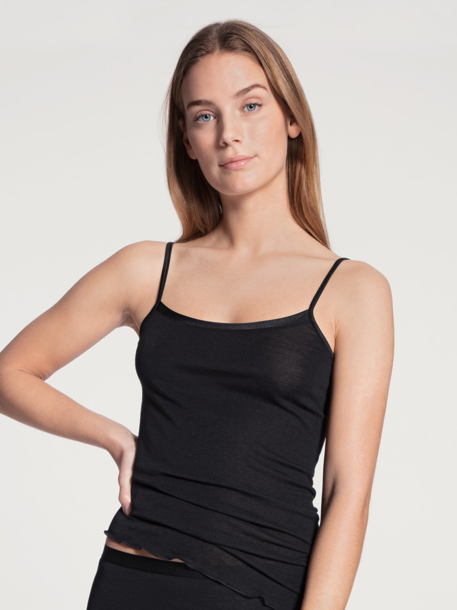 Damen-Model trägt Spaghetti-Top aus Wolle-Seide aus Swiss+Cotton in Schwarz, Einfarbig aus Serie True Confidence von CALIDA, Vorderansicht
