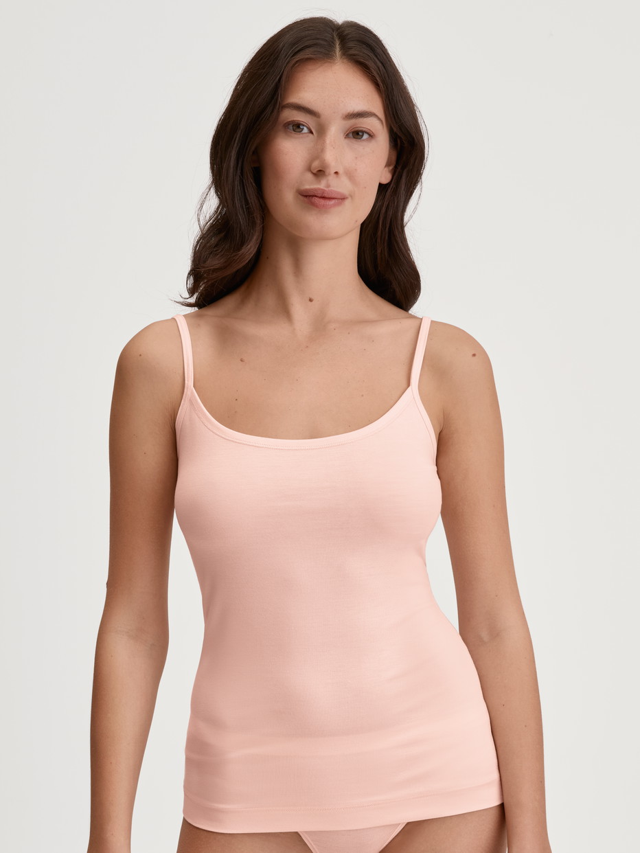 Le mannequin Femme porte le/la Débardeur à fines bretelles en Modal de couleur Rose, Unicolore, de la série Soft Favourites de CALIDA, Vue de face