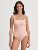 Le mannequin Femme porte le/la Débardeur à fines bretelles en Modal de couleur Rose, Unicolore, de la série Soft Favourites de CALIDA, Tenue