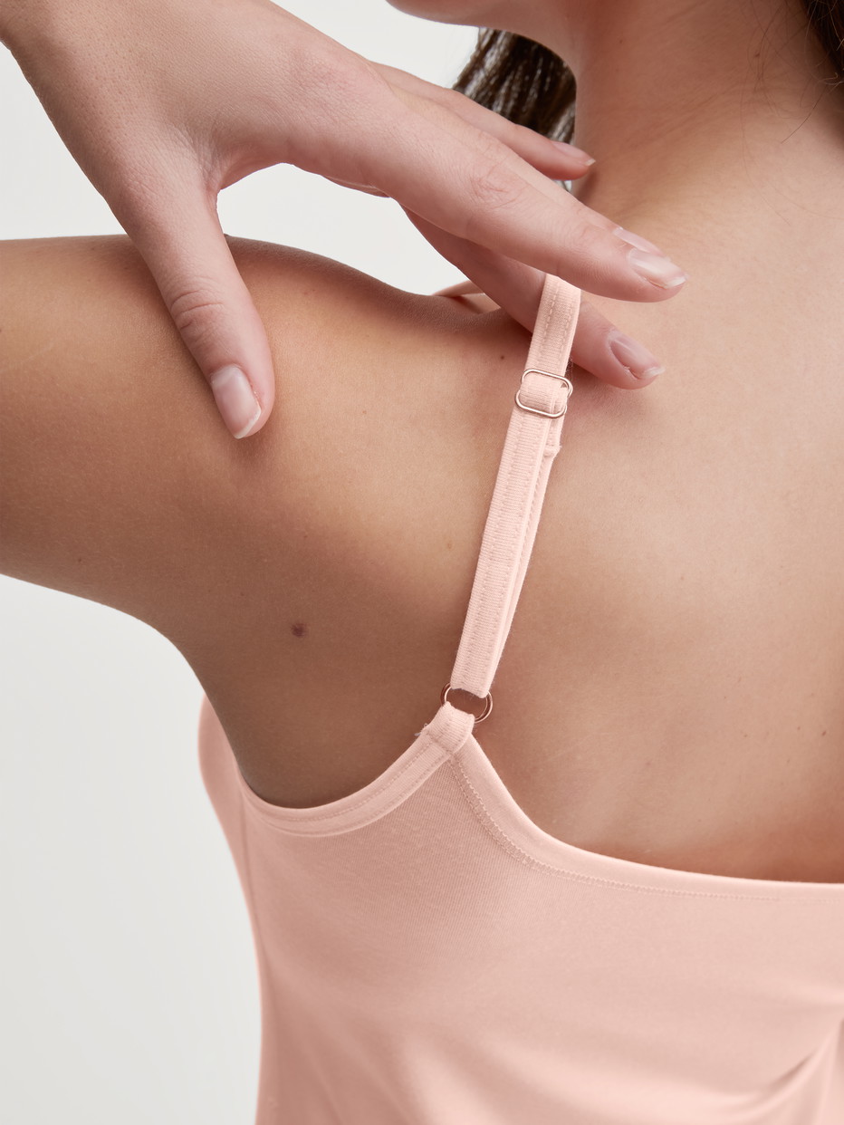 Le mannequin Femme porte le/la Débardeur à fines bretelles en Modal de couleur Rose, Unicolore, de la série Soft Favourites de CALIDA, Détail