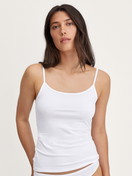 Le mannequin Femme porte le/la Top à fines bretelles en Coton de couleur Blanc, Unicolore, de la série Essential Cotton de CALIDA, Vue de face