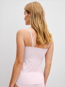 La modella / Il modello Donna indossa Top con spalline in Cotone di colore Rosa, Tinta unita, della serie Essential Cotton di CALIDA, Vista posteriore