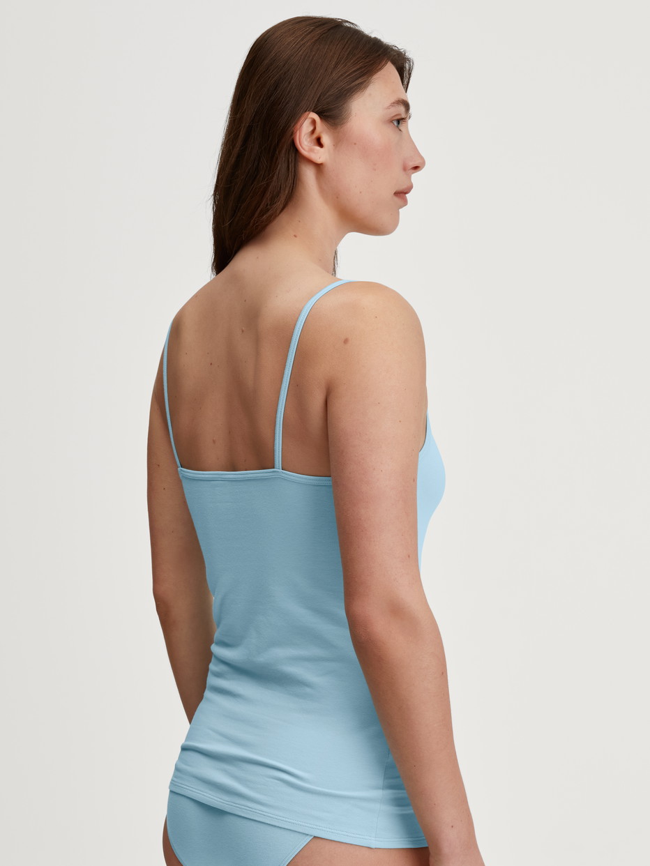 Le mannequin Femme porte le/la Top à fines bretelles en Coton de couleur Bleu, Unicolore, de la série Essential Cotton de CALIDA, Vue arrière