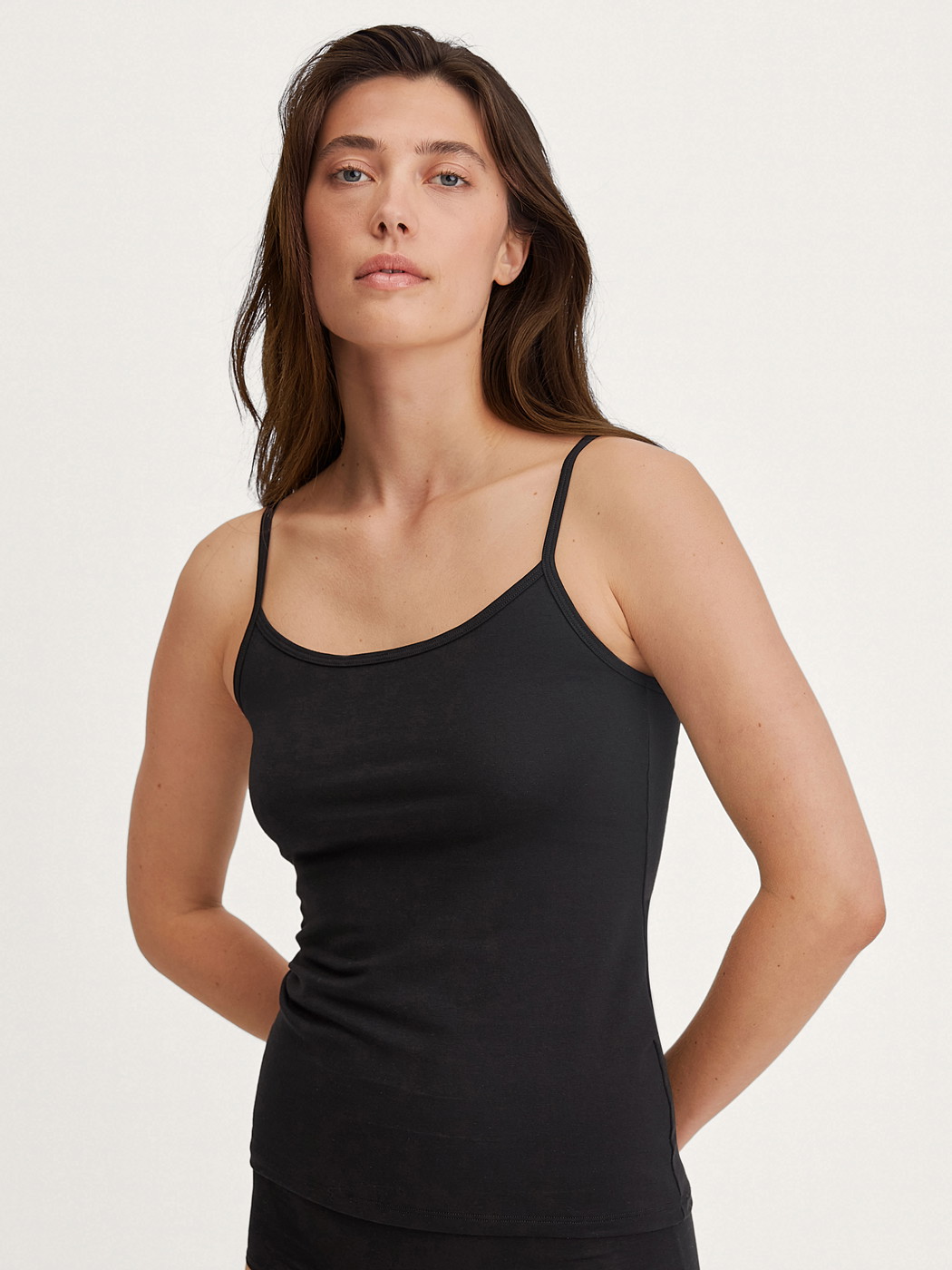 La modella / Il modello Donna indossa Top con spalline in Cotone di colore Nero, Tinta unita, della serie Essential Cotton di CALIDA, Vista frontale