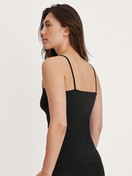 La modella / Il modello Donna indossa Top con spalline in Cotone di colore Nero, Tinta unita, della serie Essential Cotton di CALIDA, Vista posteriore