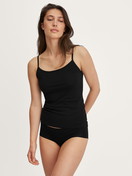 La modella / Il modello Donna indossa Top con spalline in Cotone di colore Nero, Tinta unita, della serie Essential Cotton di CALIDA, Abbigliamento