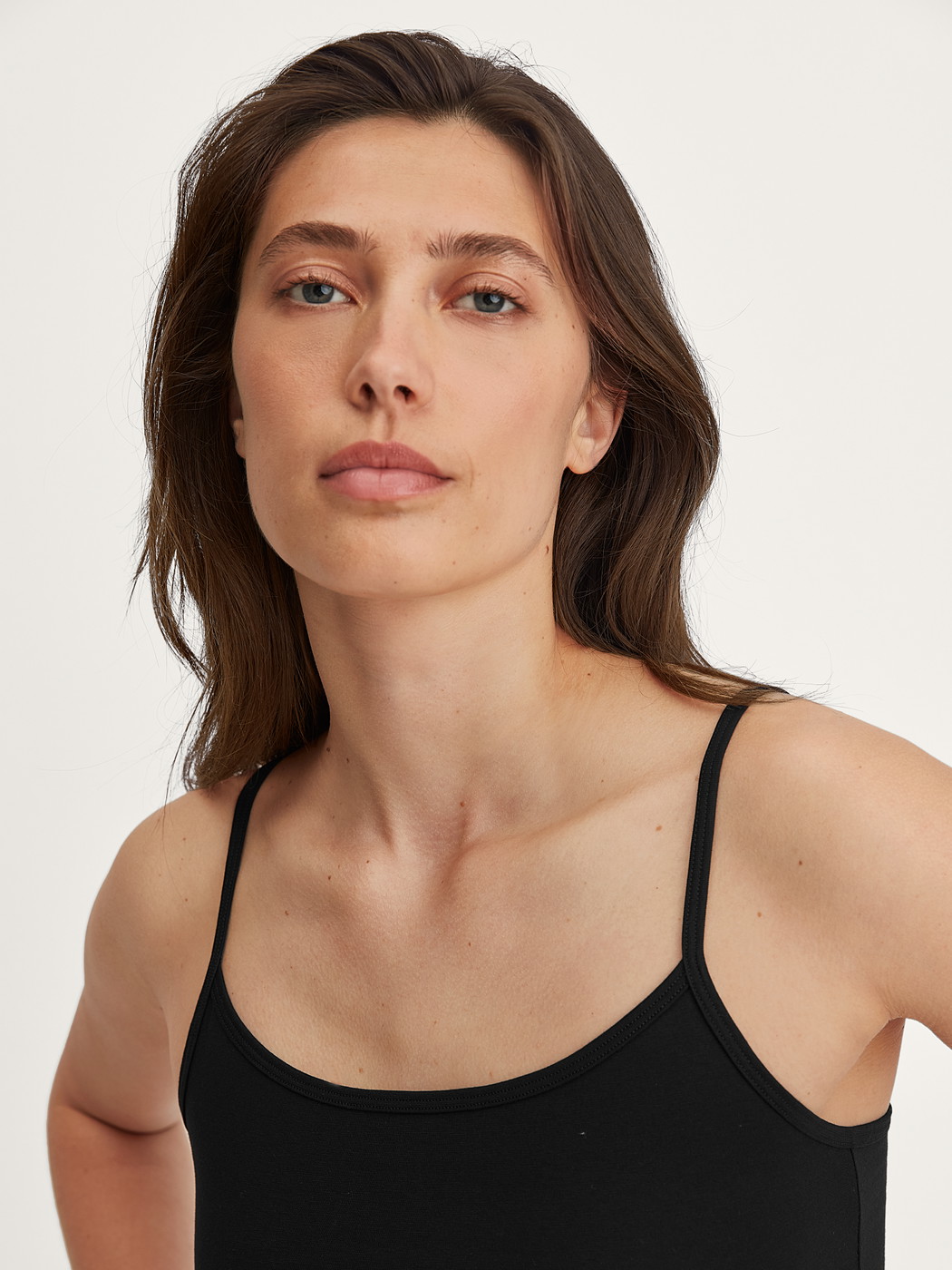 La modella / Il modello Donna indossa Top con spalline in Cotone di colore Nero, Tinta unita, della serie Essential Cotton di CALIDA, Dettaglio
