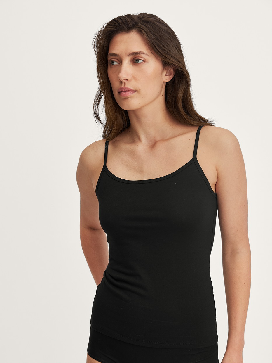 Le mannequin Femme porte le/la Top à fines bretelles en Coton de couleur Noir, Unicolore, de la série Essential Cotton de CALIDA, Image supplémentaire