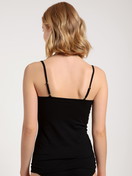 Damen-Model trägt Spaghetti-Top, 2er-Pack aus Baumwolle in Schwarz, Einfarbig aus Serie Benefit Women von CALIDA, Rückansicht