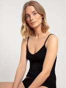 Damen-Model trägt Spaghetti-Top, 2er-Pack aus Baumwolle in Schwarz, Einfarbig aus Serie Benefit Women von CALIDA, Vorderansicht