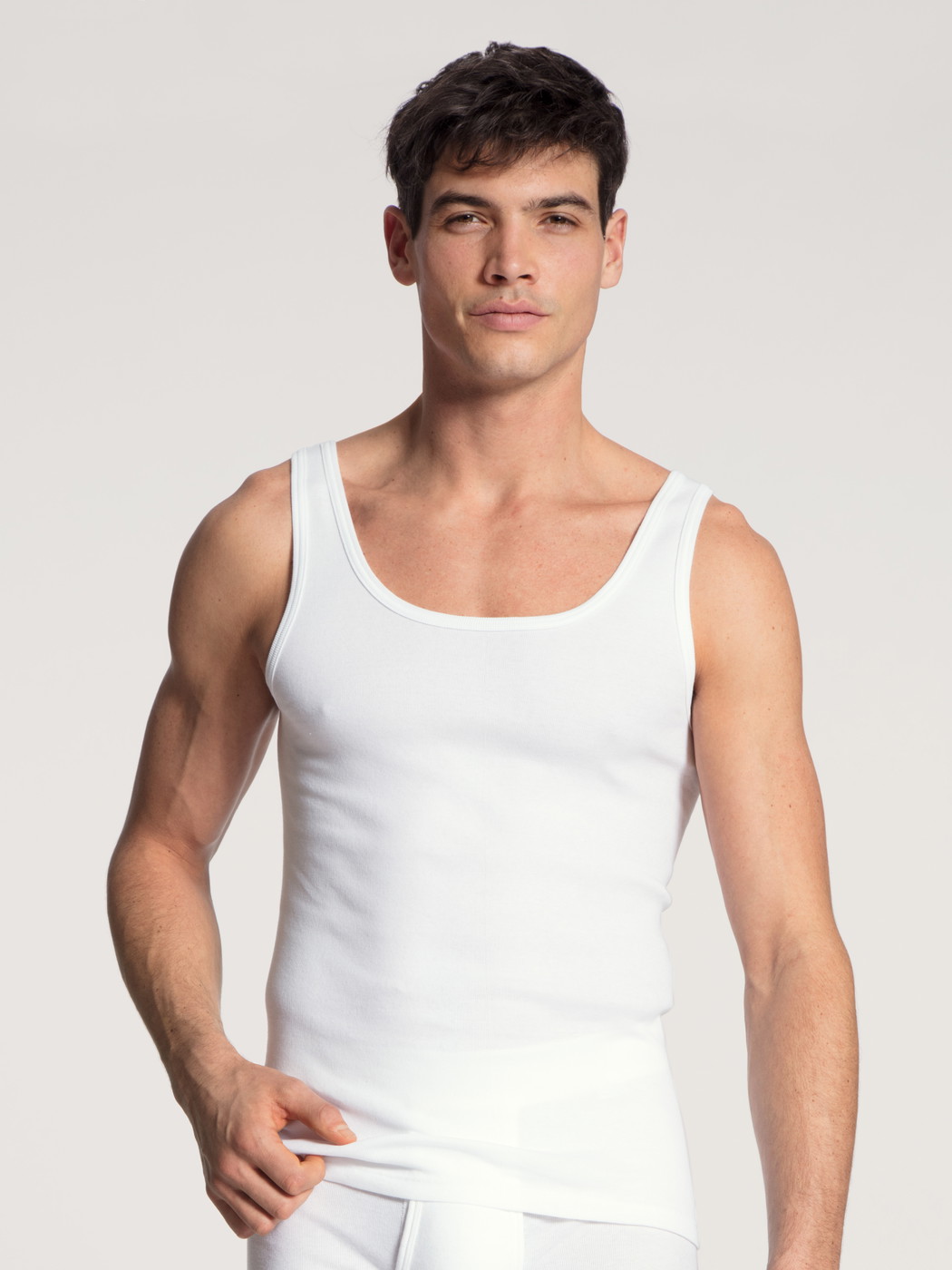 Le mannequin Homme porte le/la Débardeur en 100% coton de couleur Blanc, Unicolore, de la série Cotton 1:1 de CALIDA, Vue de face