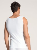 Le mannequin Homme porte le/la Débardeur en 100% coton de couleur Blanc, Unicolore, de la série Cotton 1:1 de CALIDA, Vue arrière