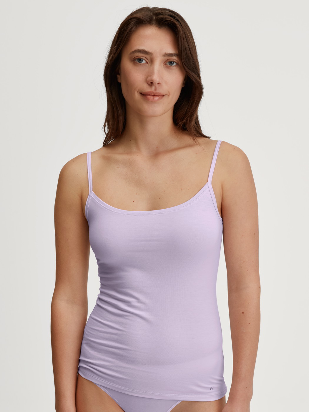 La modella / Il modello Donna indossa Top con spalline in Cotone di colore Viola, Tinta unita, della serie Natural Comfort di CALIDA, Vista frontale