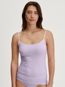 La modella / Il modello Donna indossa Top con spalline in Cotone di colore Viola, Tinta unita, della serie Natural Comfort di CALIDA, Vista frontale
