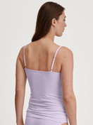 La modella / Il modello Donna indossa Top con spalline in Cotone di colore Viola, Tinta unita, della serie Natural Comfort di CALIDA, Vista posteriore