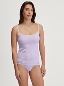 La modella / Il modello Donna indossa Top con spalline in Cotone di colore Viola, Tinta unita, della serie Natural Comfort di CALIDA, Abbigliamento