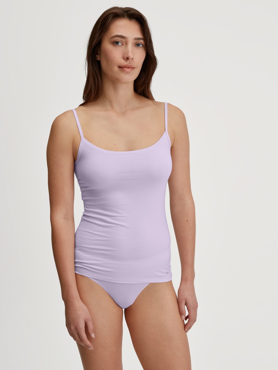 Damen-Model trägt Spaghetti-Top aus Baumwolle in Violett, Einfarbig aus Serie Natural Comfort von CALIDA, Outfit