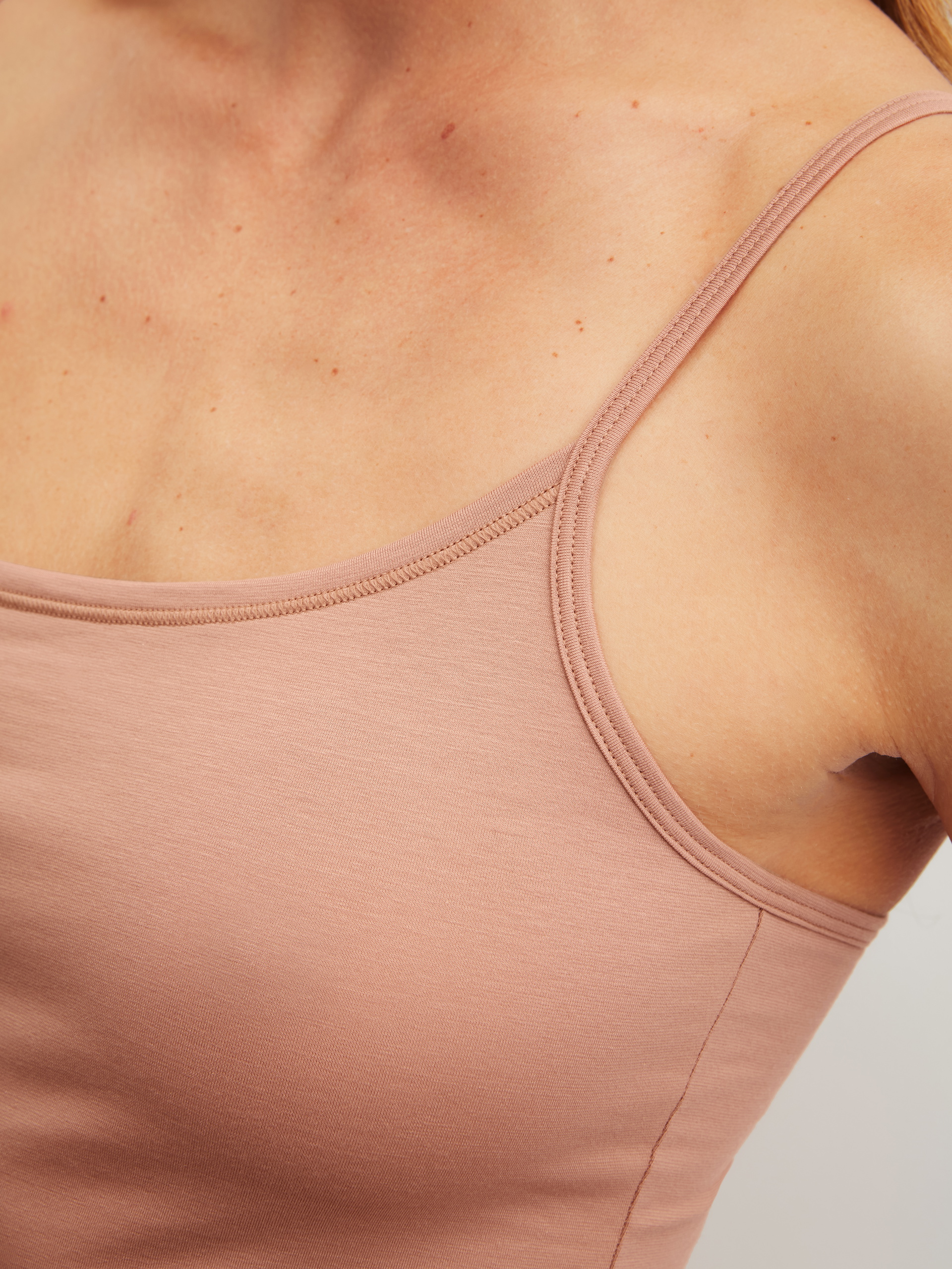 Damen-Model trägt Spaghetti-Top aus Baumwolle in Braun, Einfarbig aus Serie Natural Comfort von CALIDA, Detail