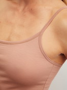 La modella / Il modello Donna indossa Top con spalline in Cotone di colore Marrone, Tinta unita, della serie Natural Comfort di CALIDA, Dettaglio