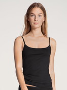 La modella / Il modello Donna indossa Top con spalline in Cotone di colore Nero, Tinta unita, della serie Natural Comfort di CALIDA, Vista frontale