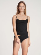 La modella / Il modello Donna indossa Top con spalline in Cotone di colore Nero, Tinta unita, della serie Natural Comfort di CALIDA, Abbigliamento, Vista frontale
