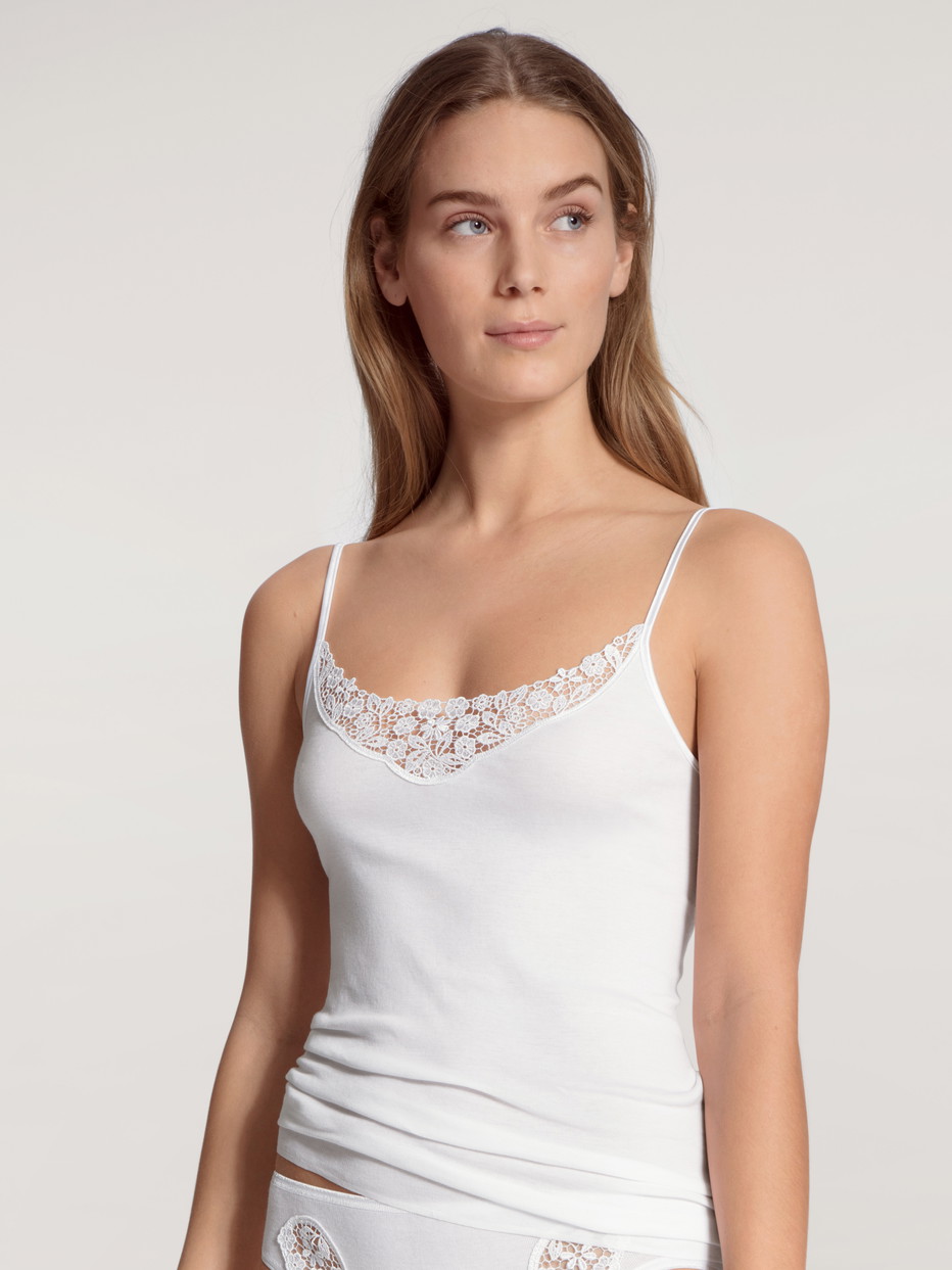 Damen-Model trägt Spaghetti-Top aus 100% Baumwolle in Weiß, Einfarbig aus Serie Feminin Sense von CALIDA, Vorderansicht